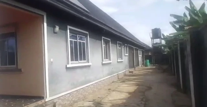 3 Bedroom Flat for Sale in Assembly road Agbor road, Edo - Image 1