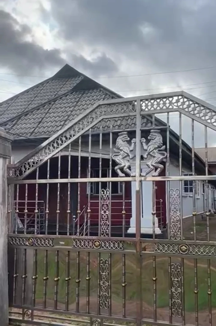 4 Bedroom Flat for Sale in Arougba off airport road, just 5 plots away from the main Irhirhi to airport, Edo - Image 1