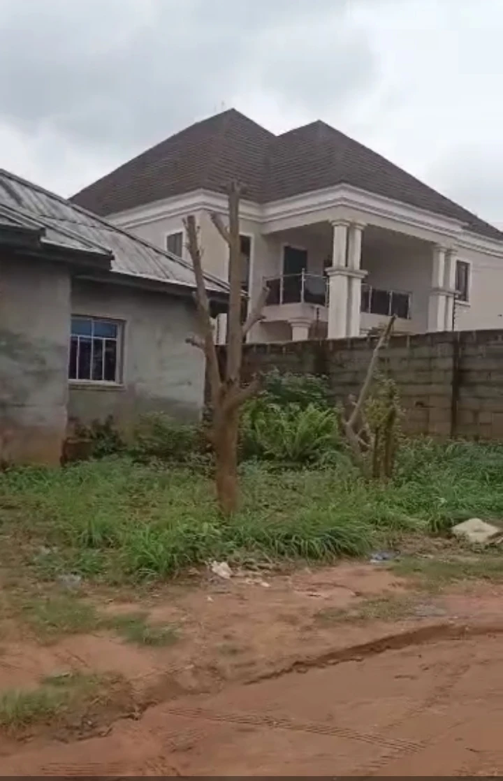 Bungalow for Sale in Okhoromi community close to the tarred road, Edo - Image 1