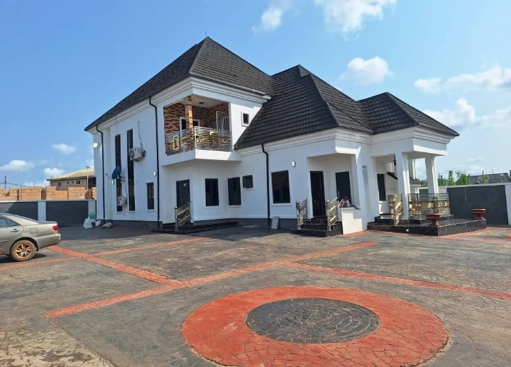 Duplex for Sale in MTN Mast by Ugbor GRA, Edo cover picture