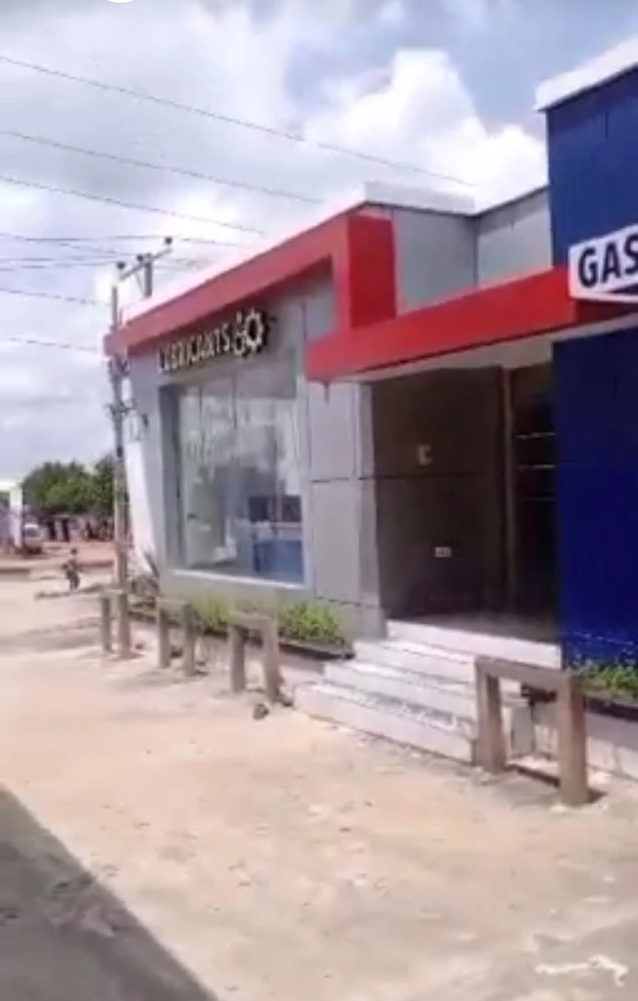 Filling Station for Sale in along Sapele road, Edo cover picture