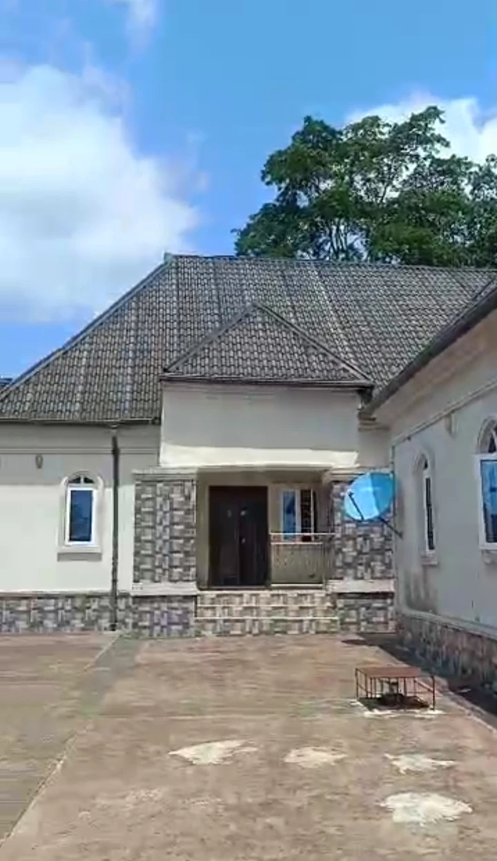 Bungalow for Sale in Uhie, Edo cover picture