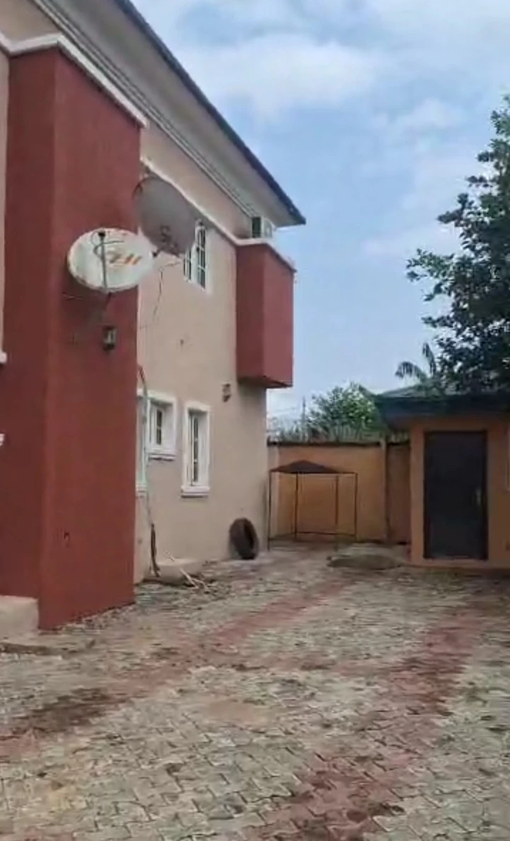 Duplex for Sale in MTN Mast, Edo cover picture