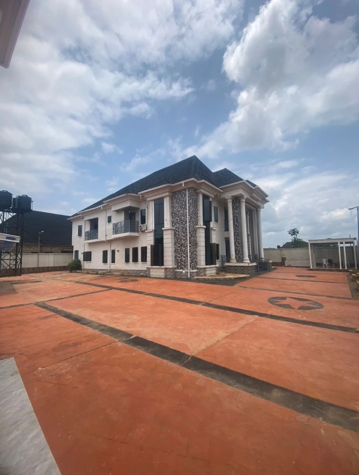 Duplex for Sale in Okhoromi community, Edo cover picture