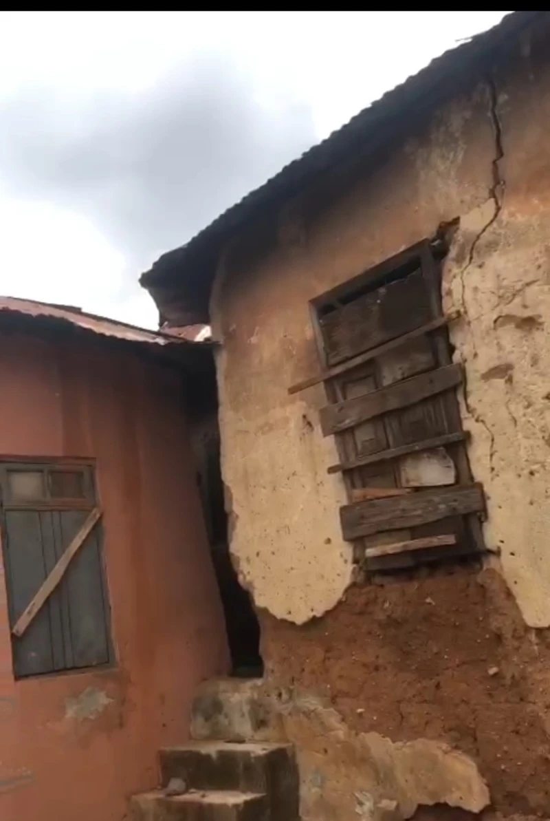 Land for Sale in From Apata, enter motor going to Oja Oba, drop at Oja Oba Junction. Enter bus or bike to Isale Ijebu, drop at Ile Olubadan or Ile Akowe Olubadan Alesi Loye. It's 4 mins trek from Bus Stop, Oyo - Image 3