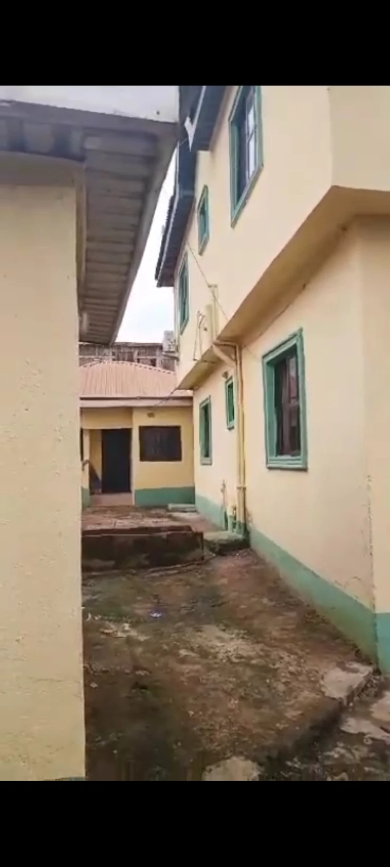 3 Bedroom Flat for Sale in Okpanam Road, Delta - Image 1