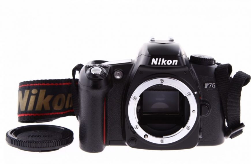 Nikon F75: analogowa lustrzanka o skromnym wyglądzie i bogatym wnętrzu