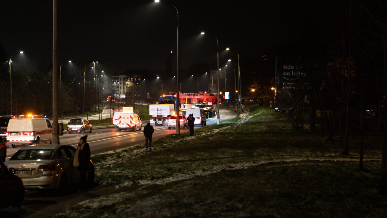 Konwój wielkogabarytowy - transport ogromnej tarczy TBM "Kret" przez Warszawę