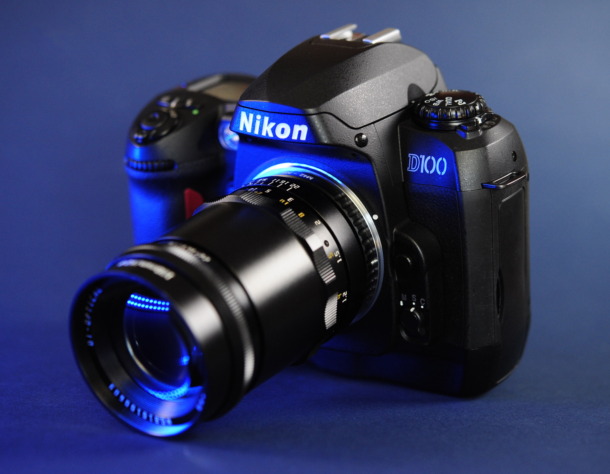 Nikon D100 z obiektywem TTArtisan 100mm F2.8 Bubble Bokeh M42