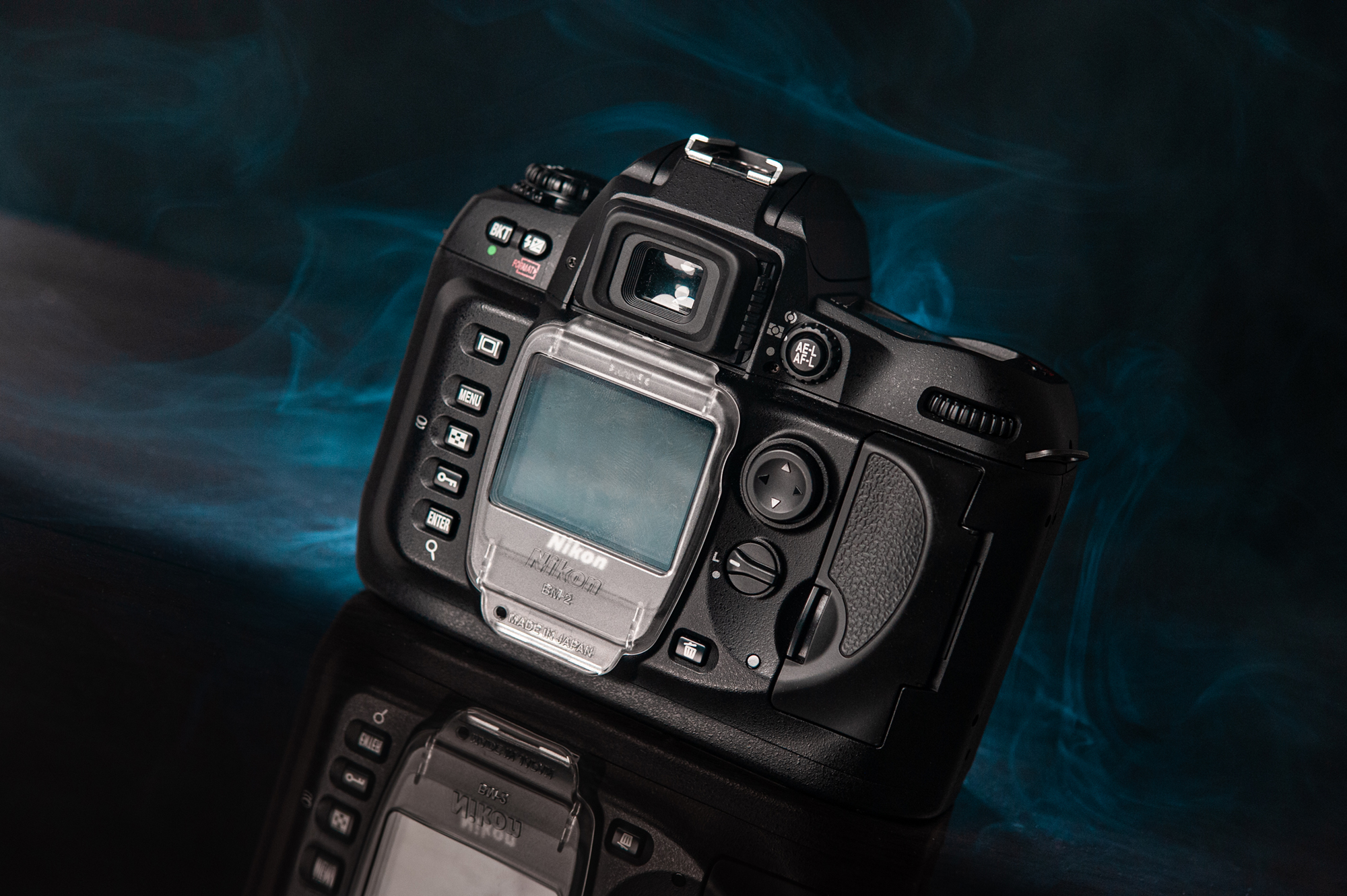 Lustrzanka cyfrowa Nikon D100 w stanie kolekcjonerskim, która znajduje się w InterFoto.eu