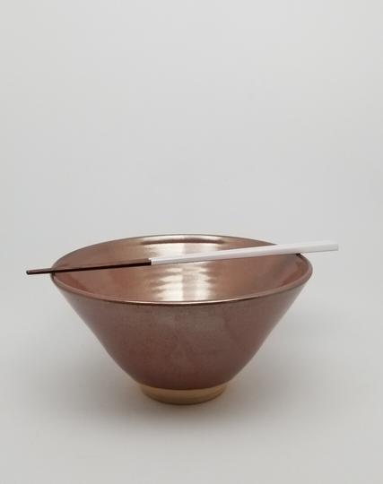 Un bol à ramen et des baguettes posées dessus. Collection flammes moirées