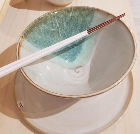 Un bol à ramen collection les Marées.  Dans les tons vert qui evoquent la mer qui vient s'échouer sur la plage