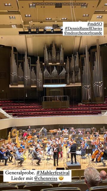 Orchester und Sängerin auf der Bühne