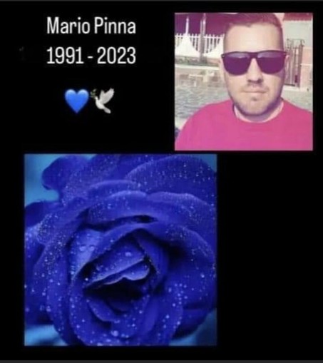 Collage. Fondo negro, letras blancas. Mario Pinna 1991-2023. Emoji azul y paloma blanca. A la derecha Mario con gafas de sol y camiseta rosa. Abajo una rosa azul que representa a enfermos de encefalomielitis miálgica fallecidoss por suicidio.