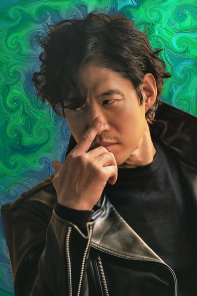 Yu JunSang as Ga Mo-Tak with swirly green background
