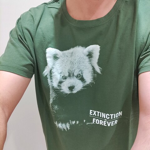 Nahaunahme eines dunkelgrÃ¼nen T-Shirts, auf dem weiÃŸ aufgedruckt der Kopf eines Roten Pandas zu sehen ist - begleitet vom Text "Extiction is forever".
