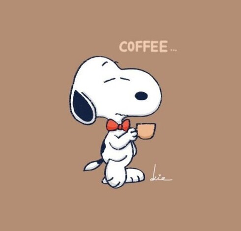 Snoopy mit roter Fliege, Genussmiene, zierlich angewinkeltem Hinterbeine, steht aufrecht mit einer Tasse Kaffee in der Pfote, vor kaffeefarbenem Hintergrund, darüber geschrieben: Coffee...