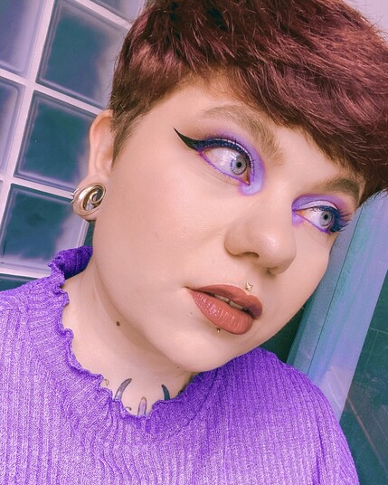 Selfie tiiime ðŸ“¸

I wear :
â€¢ a purple t-shirt ;
â€¢ purple eyeshadows with black eyeliner ;
â€¢ golden jewelry (piercings + ear tunnels).