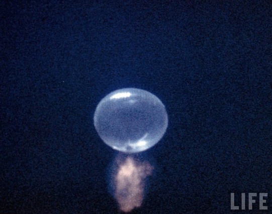 View of the launch of the Farside rocket from a stratospheric balloon at 100.000 ft. In the lower part of the picture is clearly visible the smoke cloud of the ignition of the rocket. The test took place in October 1957, above Eniwetok Atoll in the Pacific Ocean.