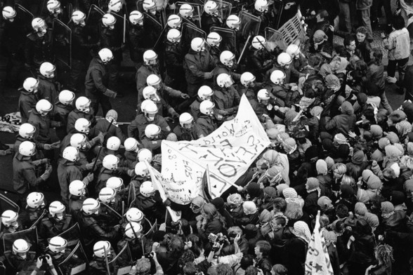 29.9.1988, Autonome IWF-Demo. An der Urania hat die Polizei einen Riesenkessel vorbereitet. Die Demo läuft jedoch nicht in die vorbereitete Falle, sondern löst sich kurz vorher auf. Als Demonstrant*innen versuchen, einen anderen Weg, als die erlaubte Route durchzusetzen kommt es zu Auseinandersetzungen mit der Polizei.