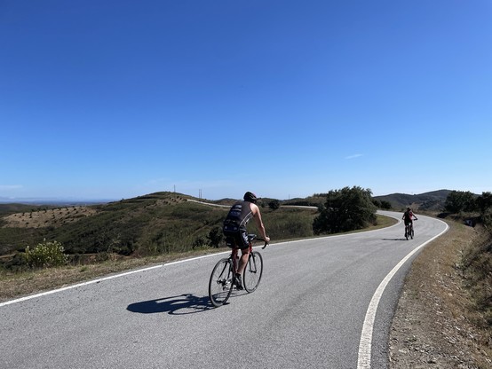 Deux cyclistes sur une route de rÃªve.
