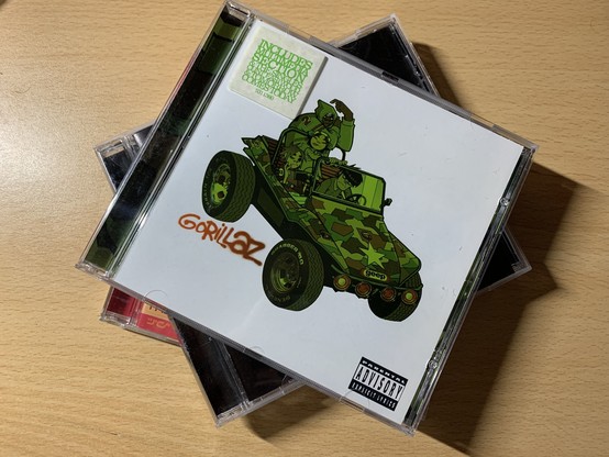 El primer disco de Gorillaz llamado igual que el grupo. EstÃ¡n los avatares del grupo montado en un coche todoterreno con camuflaje militar sobre un fondo blanco.