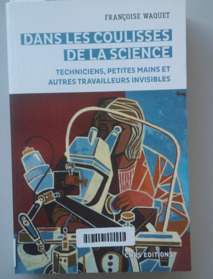 Photo d'un livre, "Dans les coulisses de la science", "techniciens, petites mains et autres travailleurs invisibles" avec un dessin de femme derrière un microscope