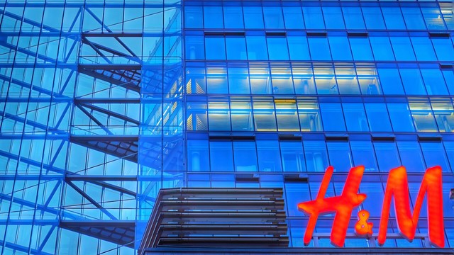 Fensterfront mit H&M Reklame im Vordergrund