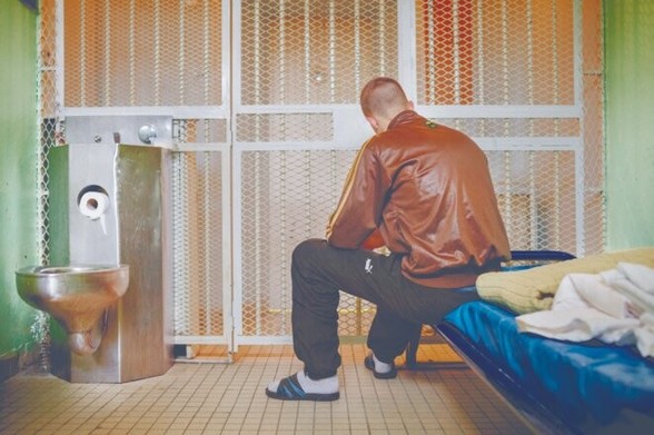 Personne détenue dans un cellule d'un quartier disciplinaire © Grégoire Korganow / CGLPL