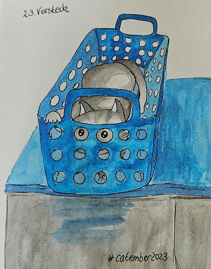 Aquarell: Blauer Wäschekorb auf einem Schrank. Darin versteckt sich eine grau-getigerte Katze