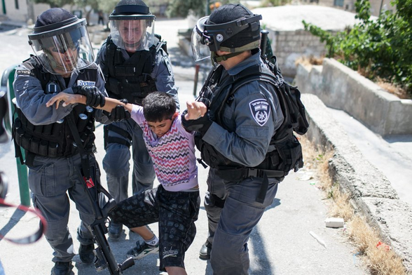 Gli agenti di polizia arrestano un bambino nel villaggio di Issawiya a Gerusalemme est, il 15 maggio 2012

(Foto: Noam Moskovich / Flash 90)