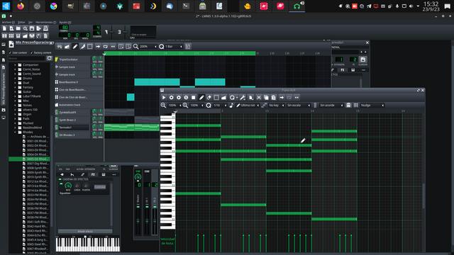Captura de pantalla de un programa de producción de música llamado LMMS.
Se muestra el PianoRoll en primer plano con múltiples ventanas del programa abierto en segundo plano.