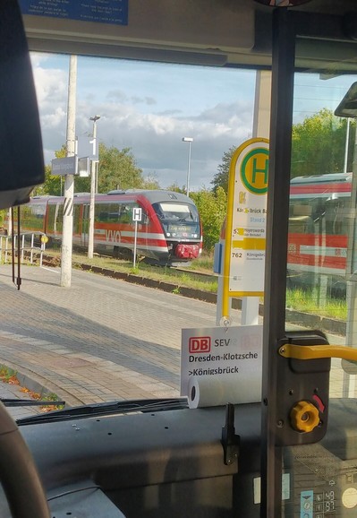 Ein Zug auf dem Abstellgleis. In  der Anzeige "der Zug schläft". Im Vordergrund das Schild vom Bus Ersatzverkehr Königsbrück-Dresden