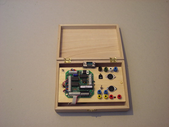 Una scatola di legno contenente un circuito e varie prese di collegamento. Si tratta di un kit che trasforma segnali MIDI in segnali analogici. E' l'unico modo per riuscire a controllare la Sound Destruction Unit via MIDI