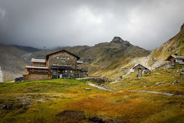 Ein Foto der DresdnerhÃ¼tte auf 2.308m in den Stubaier Alpen unterhalb des Stubaier Gletschers. Man sieht links die HÃ¼tte vor dem Bergen und rechts eine kleine HÃ¼tte und eine Bergkapelle