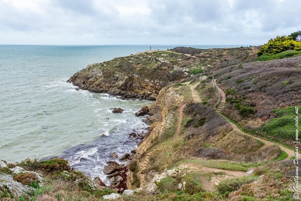 Cote rocheuse bretonne face à l'ocean