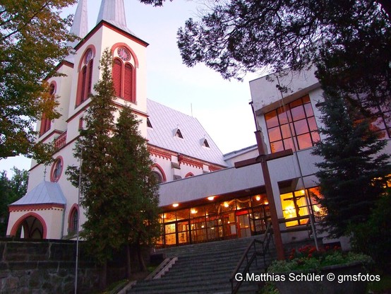 Kirche in Bad Flinsberg im Abendlicht
