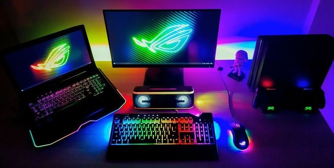 Equipement informatique sur un bureau dans la pÃ©nombre, Ã©clairage multicolore