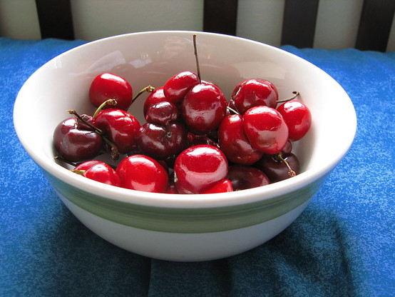 A bowl of red cherries.