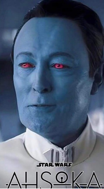 Ein blauer Typ aus der Werbung für die Serie "Ashoka", der Brent Spinner stark ähnelt.