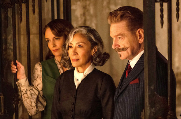 Tina Fey, Michelle Yeoh und Kenneth Branagh in A HAUNTING IN VENICE © 2023 Walt Disney Co./Courtesy Everett Collection