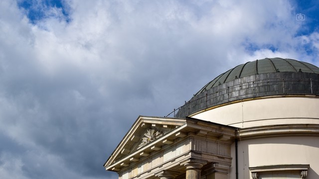Roofline of dome and portico of French Reformed (Huguenot) Church, Potsdam, 23 Sep 2023. Nikon D5600, Nikkor DX 35 mm ƒ1.8G, ISO 100, ƒ18, 1/125s