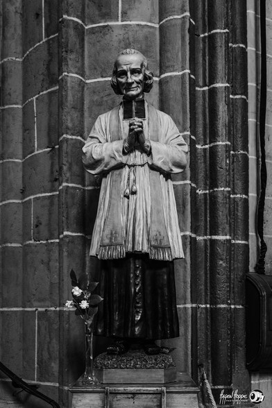 BnW picture of an older statue of an old priest