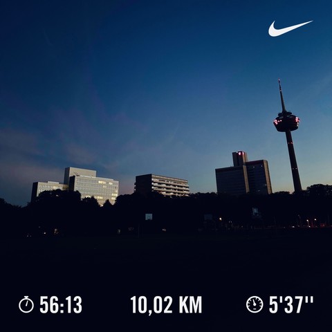 Morgendämmerung - vor noch tiefdunkelblauem Himmel die Silhouette des Kölner Fernsehturms. Darauf am unteren Bildrand in weißer Schrift eingeblendet: Laufdauer, -Strecke und Pace