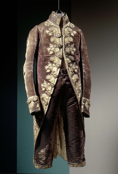 Jas of rok van verkleurd donkerblauw fluweel met golfjes, geborduurd in veekleurige zijde  met florale motieven en een bies van hartjes, anonymous, c. 1785 - c. 1790