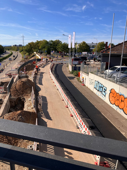 Radrampen-Bauarbeiten St. Georgen/Haslach, größere Erdhügel neben der Fahrbahn angehäuft