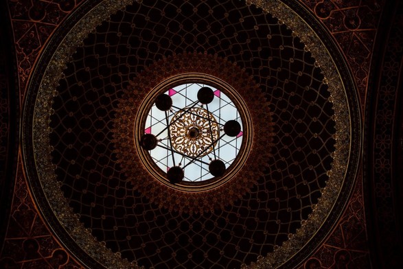 Photography of the intricate pattern of the Spanish Synagogue's ceiling