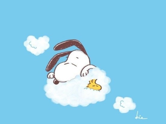 Snoopy und Woodstock schlafen eingekuschelt in eine Wolke mitten im blauen Himmel
