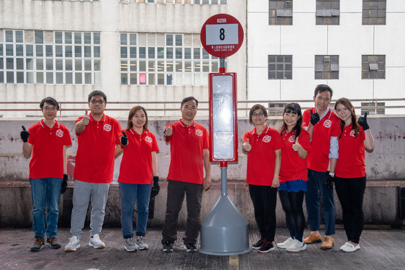 KMB’s volunteer team, “FRIENDS OF KMB” took part in refurbishing and repainting the bus stop pole, and adding elements as requested by the Facility. The bus stop pole was then shipped to the Facility in Sydney.
Photo by KMB