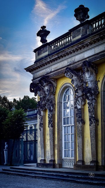 Detail of Baroque architecture and garden trellis beyond, Sanssouci Palace, Potsdam, 26 Sep 2023. Nikon D5600, Nikkor DX 35 mm Æ’1.8G, ISO 250, Æ’5.6, 1/100s